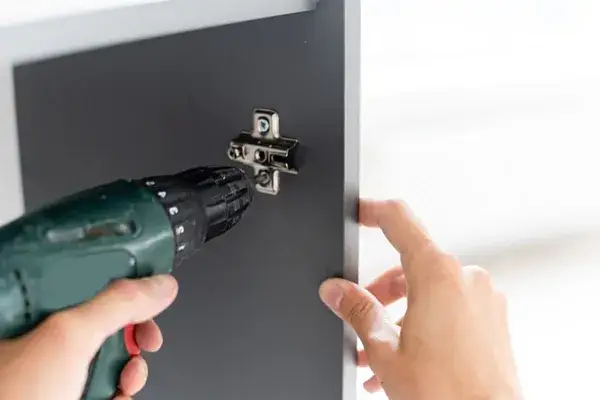 Jakie zawiasy do kuchni wybrać, aby uniknąć błędów przy zakupie?