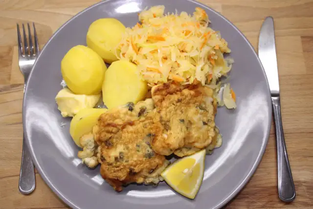 Jakie mięso do surówki z kiszonej kapusty, aby zachwycić gości?