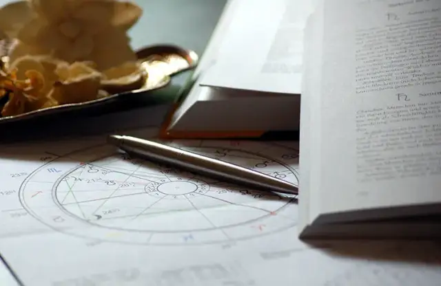 Czy czytanie horoskopu to grzech? Odkryj prawdę o astrologii w katolicyzmie