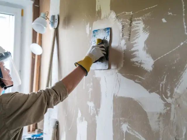 Usuwanie tynku żywicznego: Poradnik DIY. Skuwać czy odnawiać?