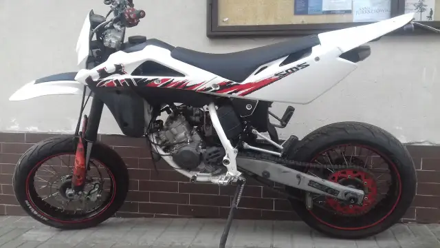 Husqvarna SM 125: Dane techniczne, moc, osiągi i opinie