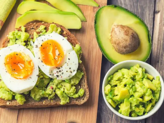 Jak obrać awokado do sałatki - proste kroki, aby uniknąć błędów