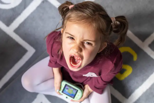 8 skutecznych sposobów jak uspokoić dziecko z autyzmem w sytuacji kryzysowej