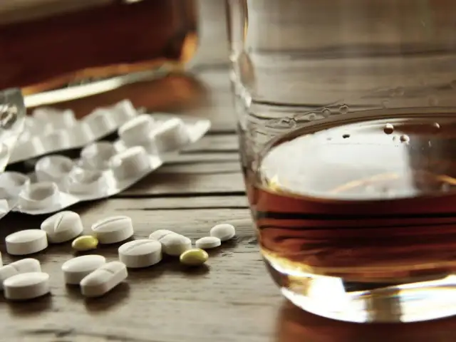 Czy alkohol rozrzedza krew? Prawda i ryzyko interakcji z lekami