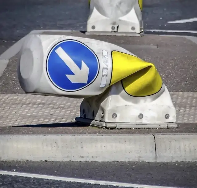 Kto stawia znaki drogowe na osiedlu i jak uniknąć problemów?