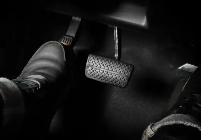 Zepsute sprzęgło objawy: jak je rozpoznać i uniknąć kosztownych napraw