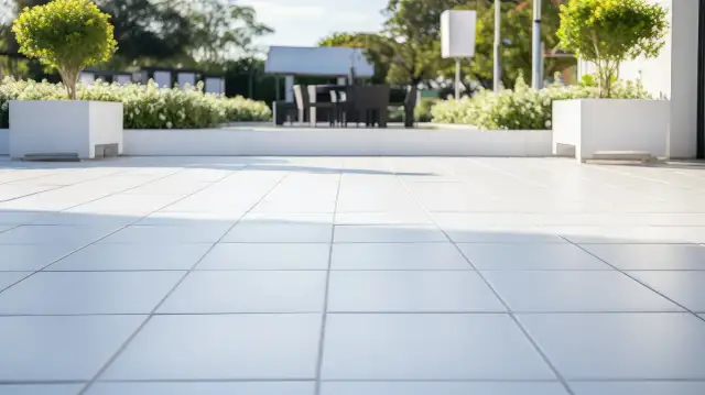 Jak uszczelnić fugi na tarasie, aby uniknąć kosztownych napraw