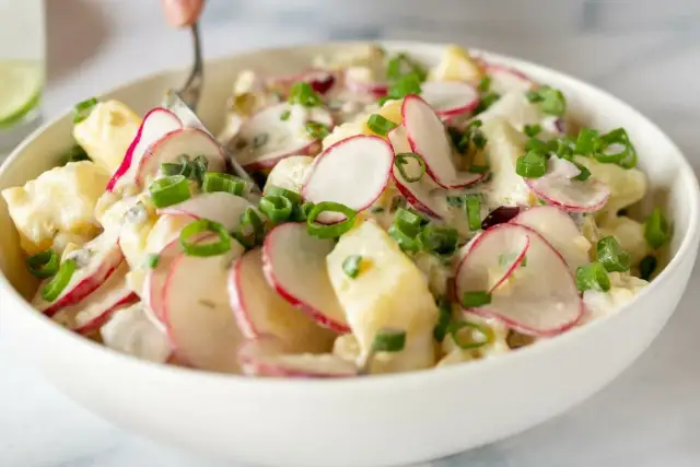 Idealna jaka sałatka do karkówki? Ta ziemniaczana z rzodkiewką i szczypiorkiem, kremowa i pyszna!