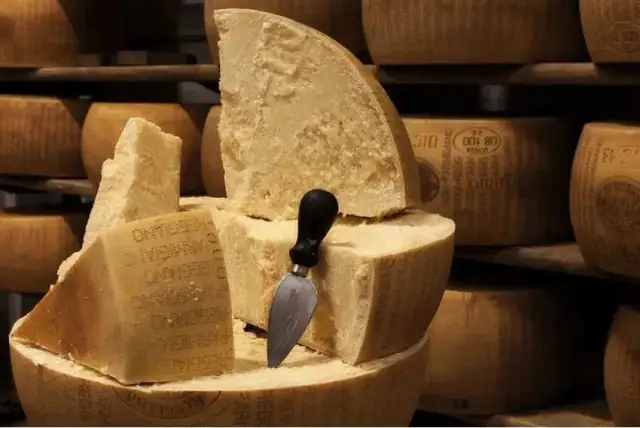 Jak przechowywać parmezan, aby nie stracił świeżości i smaku