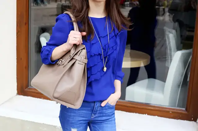 Jaką bluzkę do niebieskich spodni wybrać, by wyglądać stylowo?