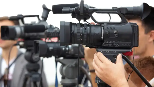 Praca po studiach dziennikarskich: Jak uniknąć trudności w karierze?