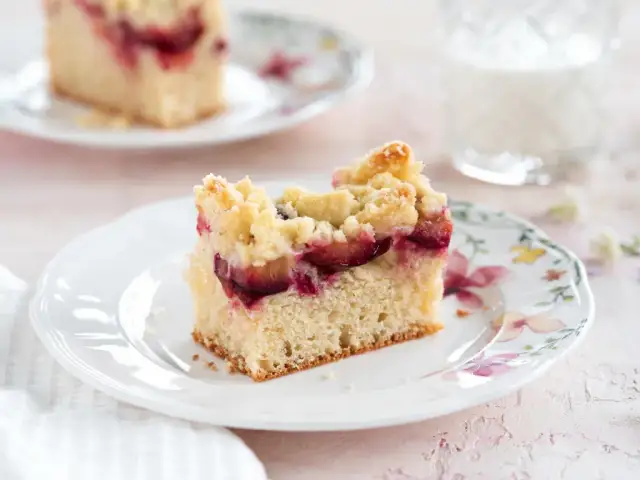 Szybkie pieczenie ciasta drożdżowego na małą blachę: krok po kroku