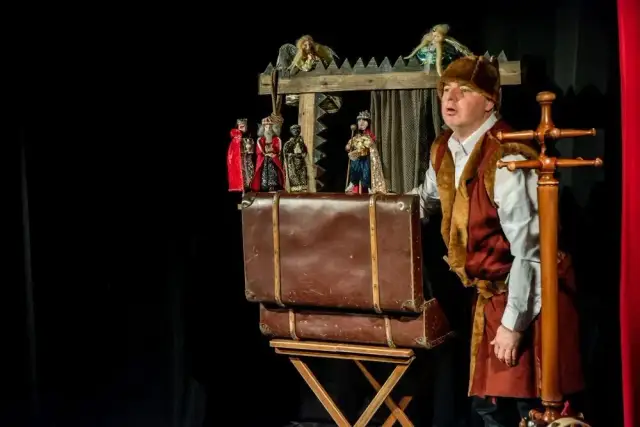 Jak aktor poruszający kukiełkami ożywia teatr lalek i emocje