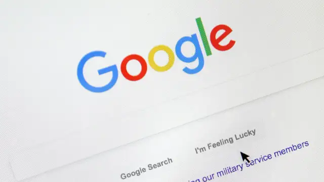 Ekran wyszukiwarki Google. Czy można wyłączyć AI w Google? Kursor myszy wskazuje na link "I'm Feeling Lucky".