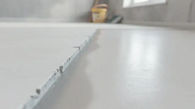 Czy gruntować pod tynk cementowo wapienny? Klucz do trwałości i estetyki