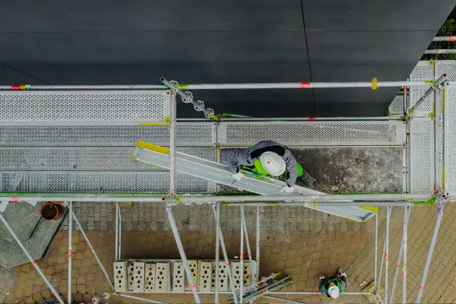 Poziome belki rusztowania: wybór, normy i bezpieczeństwo. Poradnik.