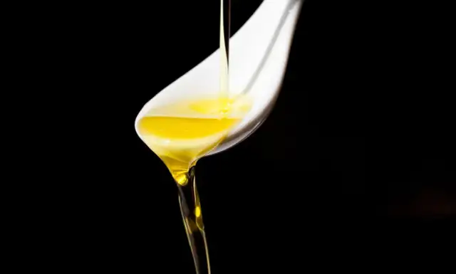 Co daje picie oliwy z oliwek? Odkryj jej zaskakujące korzyści zdrowotne