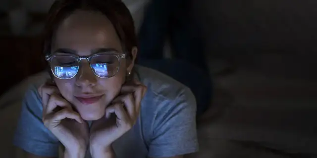 Okulary z filtrem światła niebieskiego: czy warto je nosić na co dzień?