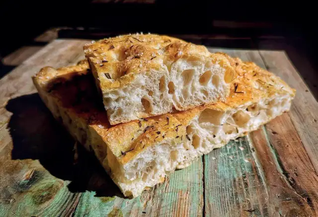 Chleb dla kota: Czy to bezpieczne? Ukryte zagrożenia i alternatywy