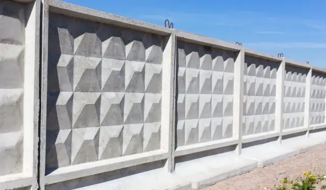 Jak postawić płot betonowy? Poradnik krok po kroku i koszty