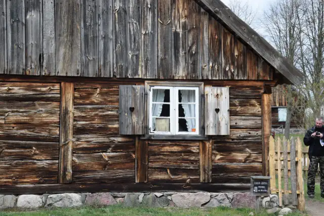Skansen Wdzydze Kiszewskie: Planujesz wizytę? Kompletny przewodnik