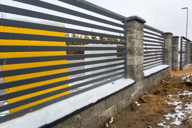 Czym obłożyć podmurówkę ogrodzenia? Najlepsze materiały i porady