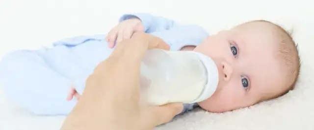 Karmienie niemowlaka co ile: jak uniknąć problemów z karmieniem