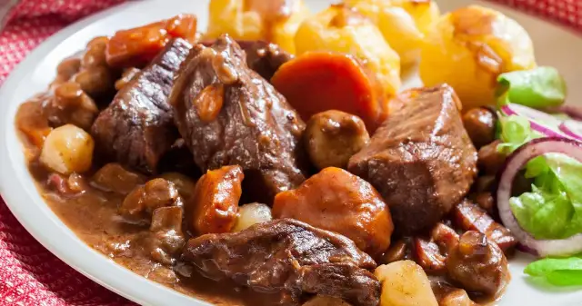 Boeuf Bourguignon: Jak zrobić wołowinę, która rozpływa się w ustach?