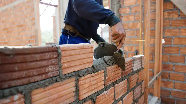 Ile kosztuje klamrowanie budynku? Poznaj ceny i ukryte koszty