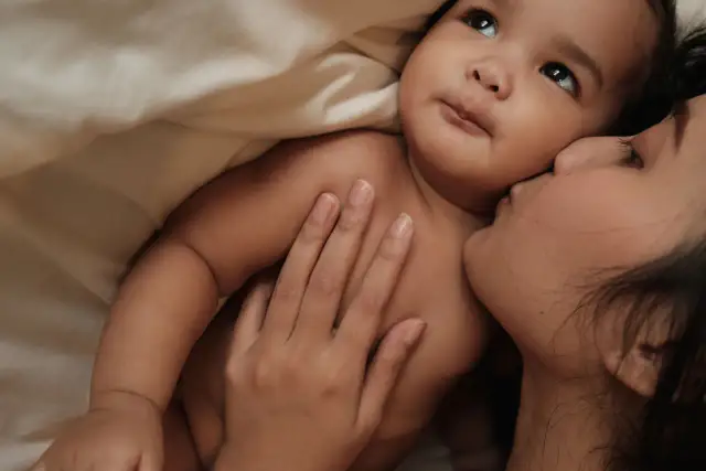 Zez u noworodka: Kiedy to norma, a kiedy do lekarza?