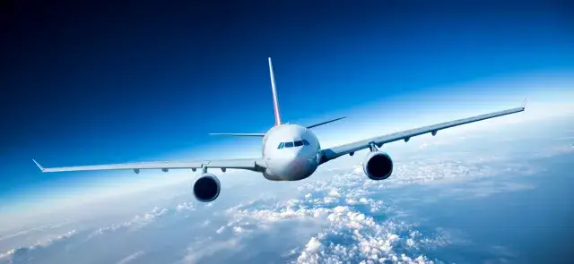 Tanie loty z Polski: Jak znaleźć bilety i gdzie polecisz za grosze?