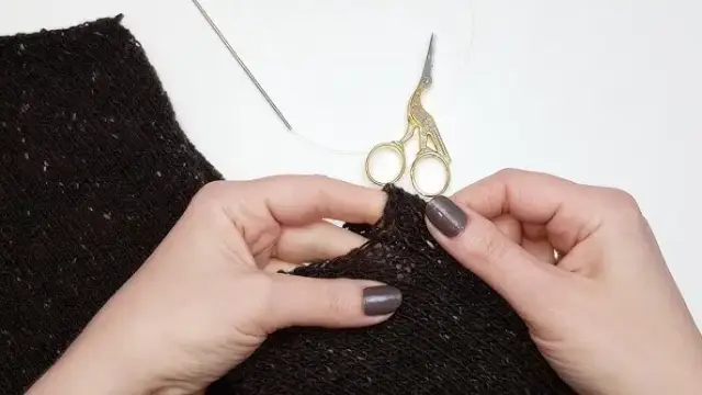 Jak zwęzić ściągacz w swetrze i przywrócić mu pierwotny kształt