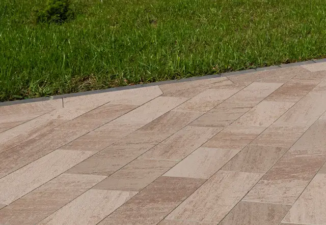 Czym zasypać kostkę brukową, aby uniknąć problemów z wodą?