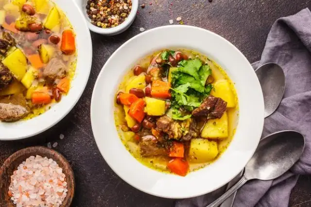 Jaką zupę na wołowinie ugotować, aby zaskoczyć gości?