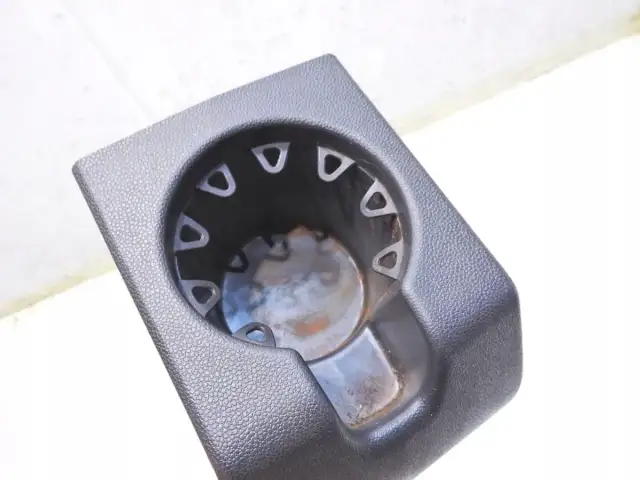 Czarny uchwyt na kubek do Opel Astra H, gotowy na podróż z Twoją ulubioną kawą.