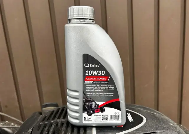 Czy można wlać olej samochodowy do kosiarki? Unikaj poważnych uszkodzeń!