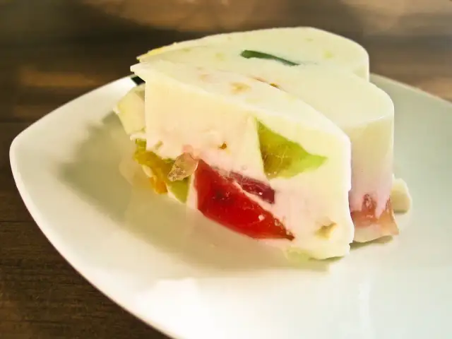 Perfekcyjny śmietanowiec z galaretkami: Przepis bez wpadek!