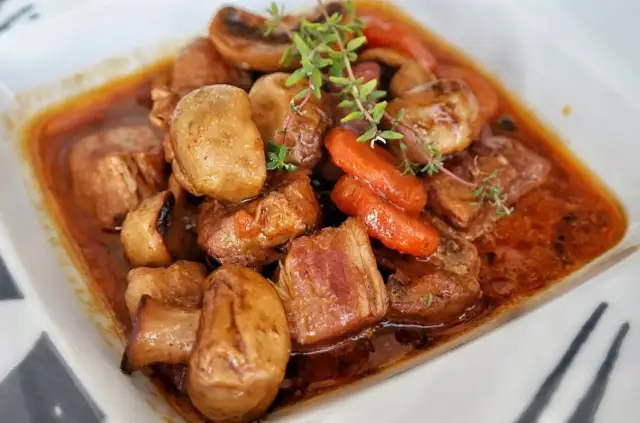 Ile gotuje się gulasz wieprzowy, aby mięso było idealnie miękkie?