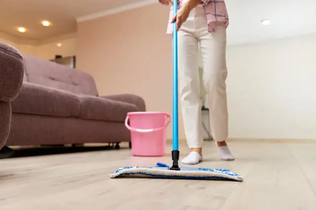 Lśniące panele bez smug? Nabłyszczanie krok po kroku i domowe triki