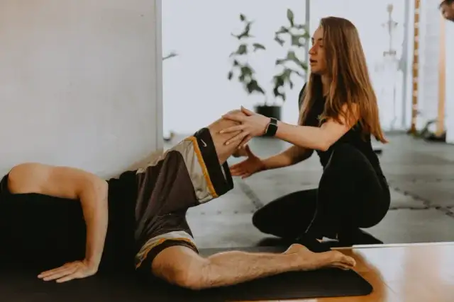 Rehabilitacja po endoprotezie biodra: Twój przewodnik krok po kroku