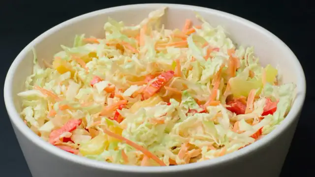 Pyszna sałatka z kapusty pekińskiej. Prosty przepis krok po kroku