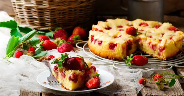 Przepis na ciasto z truskawkami na kefirze - łatwe i pyszne!