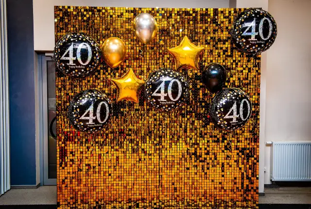 Ścianka na 18: Jak zrobić DIY? Poradnik na idealne tło zdjęć