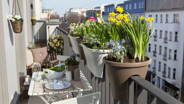 Jak urządzić mały wąski balkon w bloku - inspiracje na funkcjonalność i styl