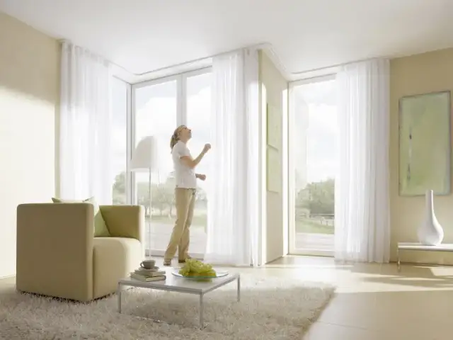 Karnisz sufitowy w aranżacjach wnętrz: inspirujące pomysły