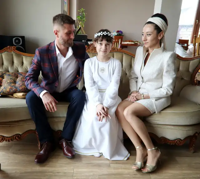 Stroje na Komunię: Elegancja dla Mamy, Taty i Gości