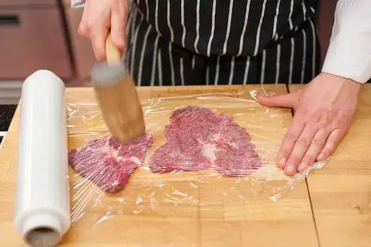 Jak kroić wołowinę na bitki, aby mięso było zawsze delikatne?