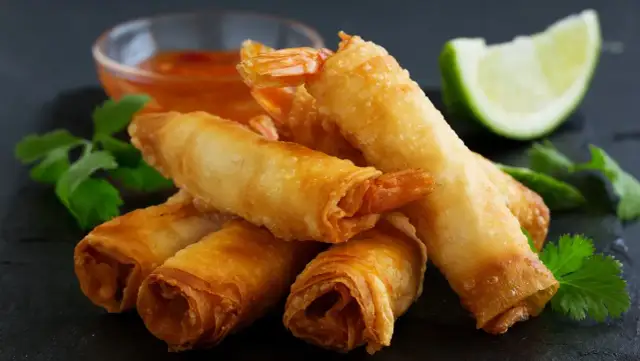 Jaką surówkę do sajgonek wybrać, aby zaskoczyć gości?