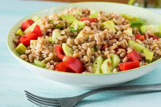 Jak ugotować warzywa na sałatkę, by były idealnie chrupiące i smaczne