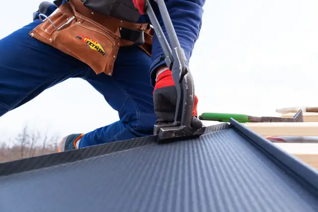 Koszty robocizny dekarskiej 2026: Ile za m²? Pełny cennik!